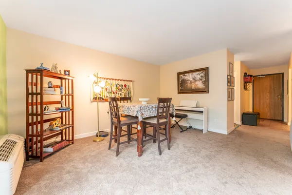 $168,000 | 33561 North Royal Oak Lane, Unit 209, Grayslake, IL 60030