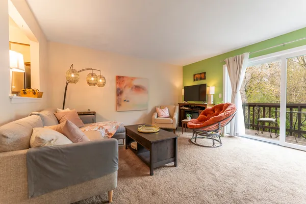 $168,000 | 33561 North Royal Oak Lane, Unit 209, Grayslake, IL 60030