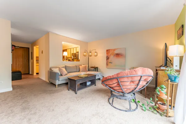 $168,000 | 33561 North Royal Oak Lane, Unit 209, Grayslake, IL 60030