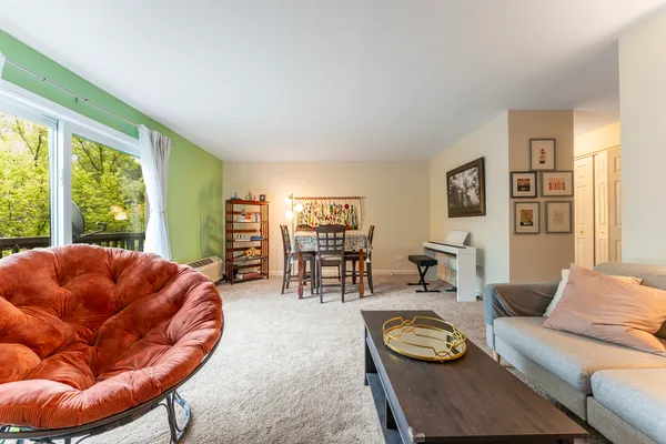 $168,000 | 33561 North Royal Oak Lane, Unit 209, Grayslake, IL 60030