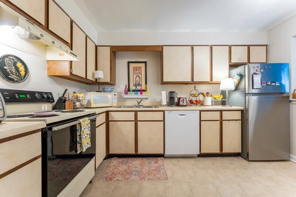 $168,000 | 33561 North Royal Oak Lane, Unit 209, Grayslake, IL 60030