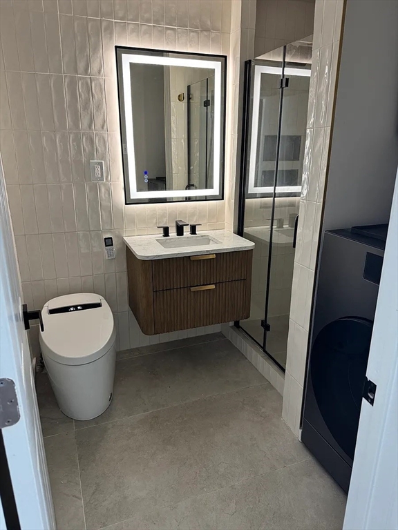 36 Sunapee Street Springfield, MA 01108 - Photo 10 of 18 a bathroom with a toilet mirror and tub