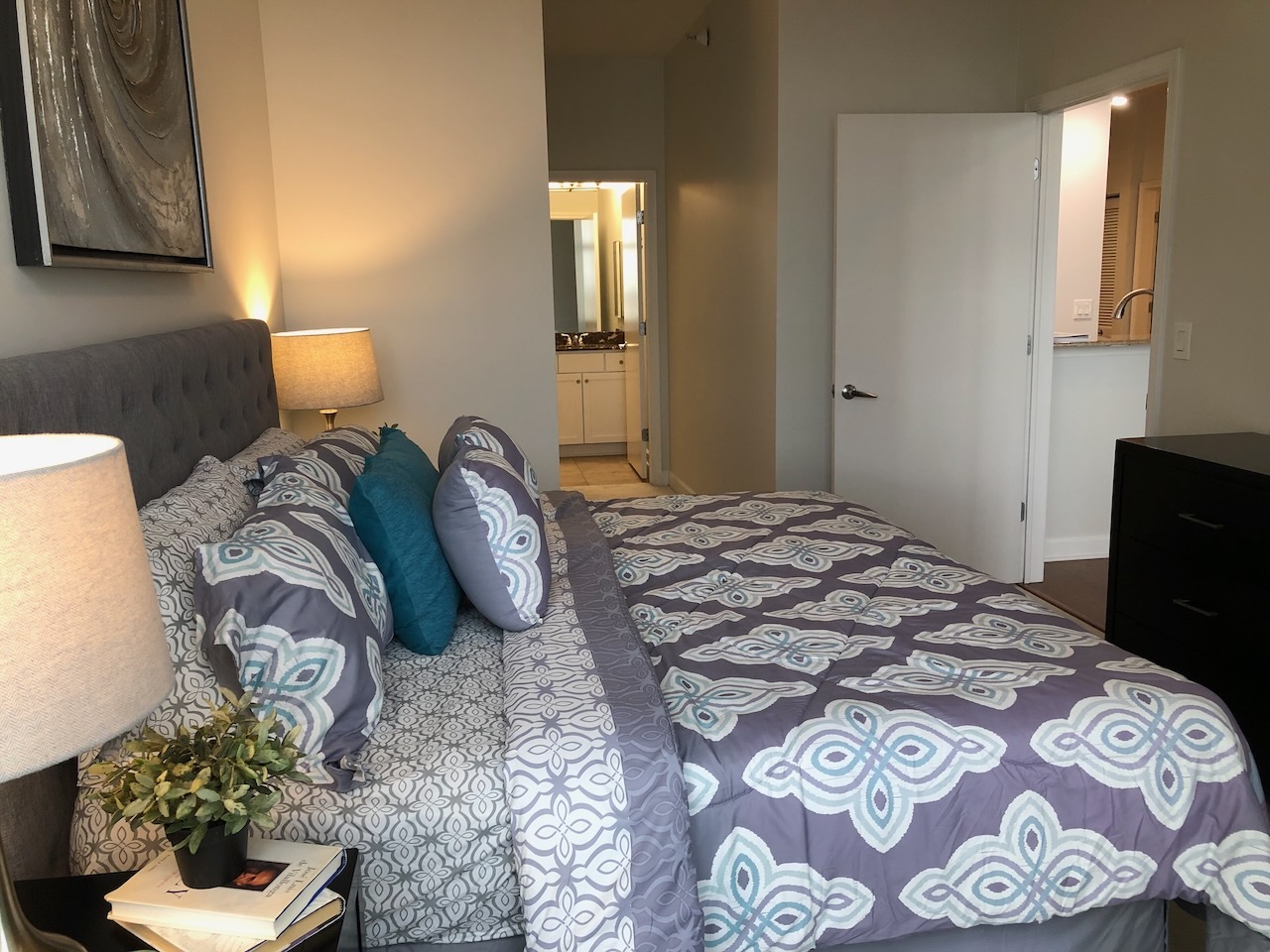 233 East 13th Street, Unit 2210 Chicago, IL 60605 - Photo 22 of 28 a bedroom with a bed and a lamp