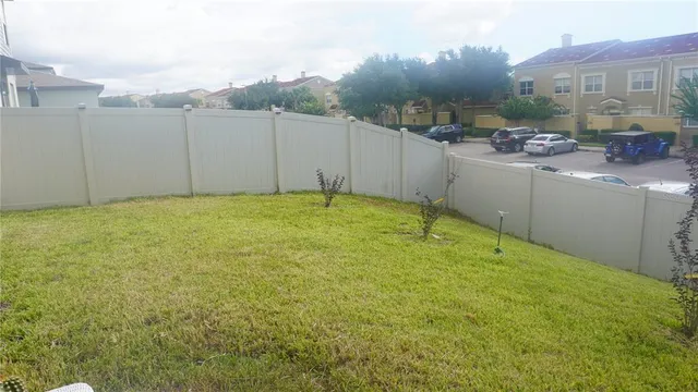 a view of a backyard