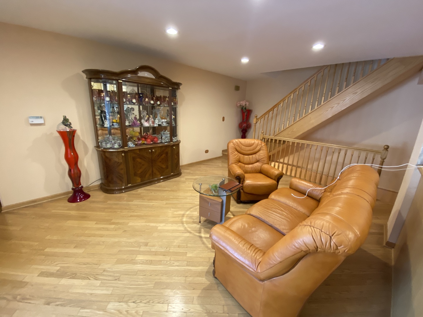 728 Inverrary Lane Deerfield, IL 60015 - Photo 3 of 15 a ceiling room with furniture and a flat screen tv