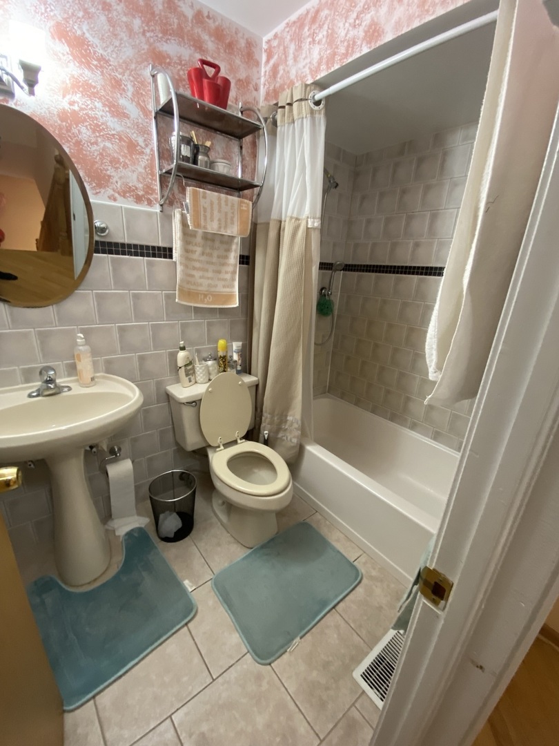728 Inverrary Lane Deerfield, IL 60015 - Photo 9 of 15 a bathroom with a sink toilet and shower
