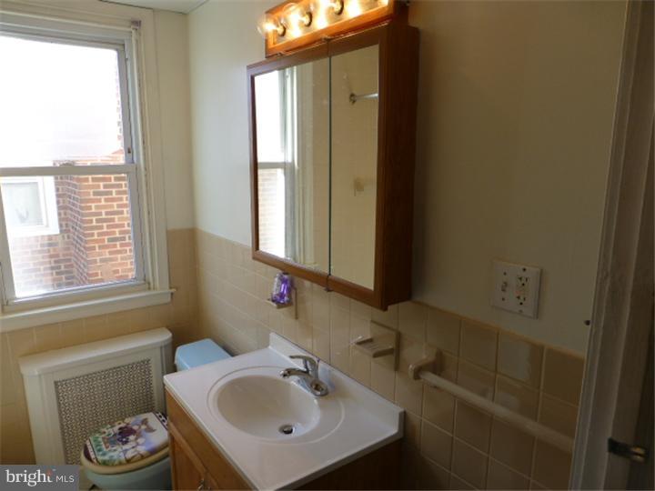 158 Glencoe Road Upper Darby, PA 19082 - Photo 17 of 24 Bathroom