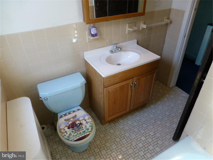 158 Glencoe Road Upper Darby, PA 19082 - Photo 18 of 24 Bathroom