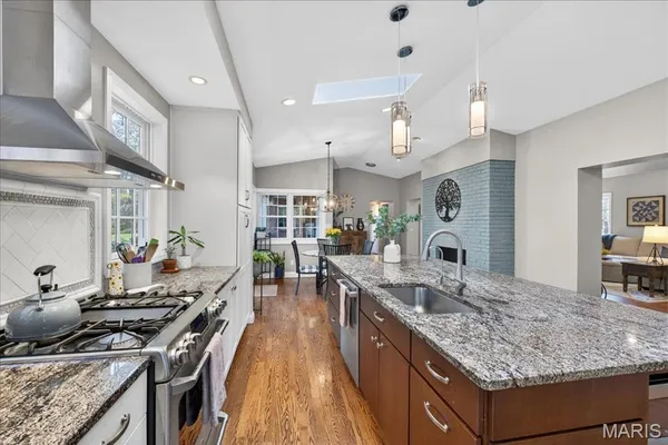 $1,150,000 | 326 Luther Lane, Glendale, MO 63122