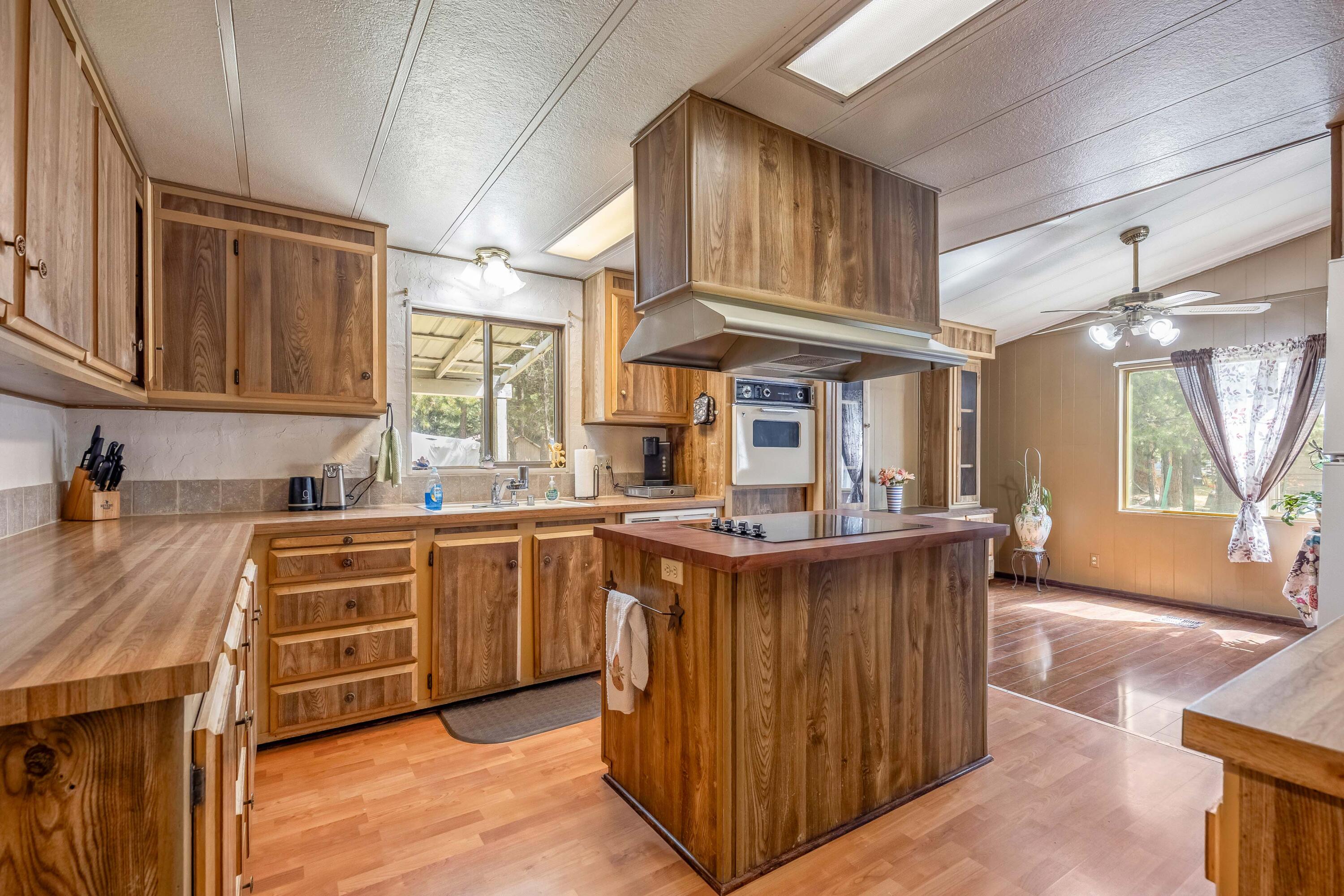 52851 Wayside Loop La Pine, OR 97739 - Photo 5 of 31 Kitchen