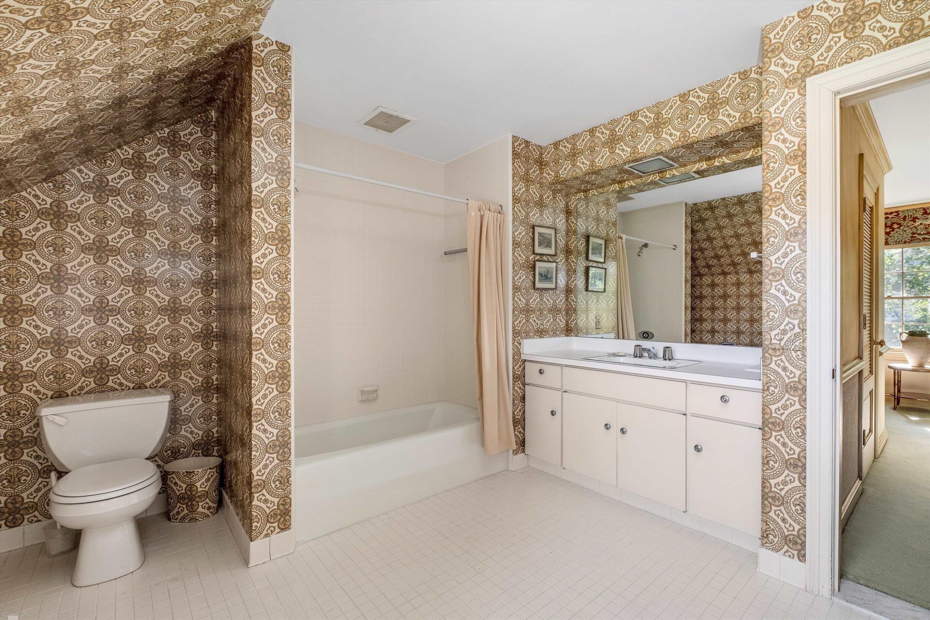 382 Provencal Road Grosse Pointe, MI 48236 - Photo 67 of 95 2nd Floor Full Bath #6