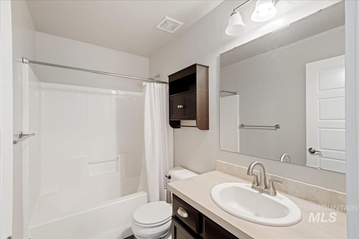 401 East Joshua Tree Drive Meridian, ID 83646 - Photo 20 of 32 Bathroom featuring vanity and shower / tub combo