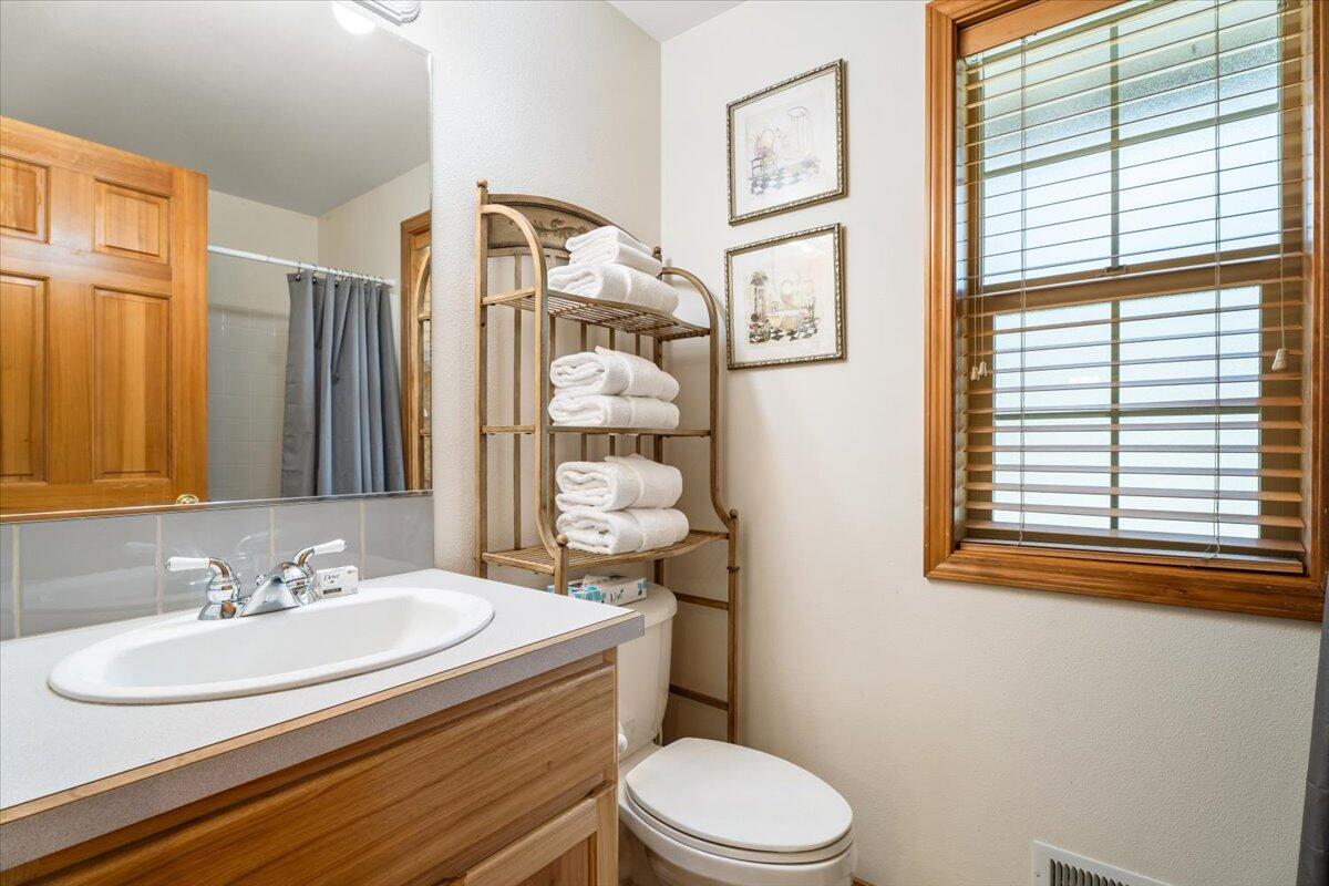 57785 Mt Rainier Lane, Unit 7 Sunriver, OR 97707 - Photo 20 of 27 Guest Bathroom updstairs