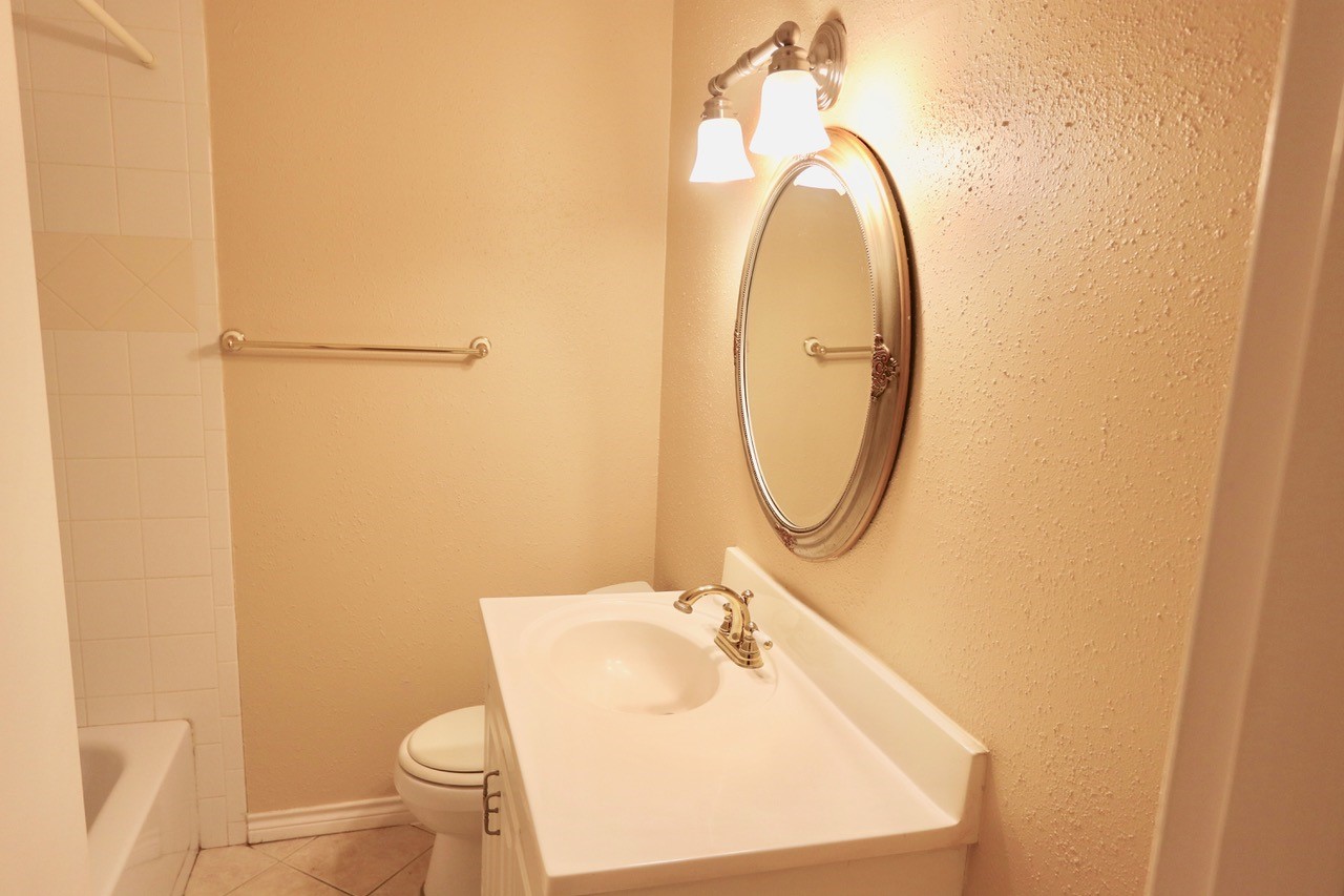 4040 San Felipe Street, Unit 122 Houston, TX 77027 - Photo 6 of 7 Bathroom