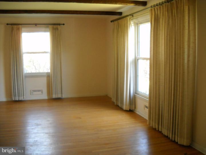 821 Hilltop Road Cinnaminson, NJ 08077 - Photo 2 of 16 Living Room