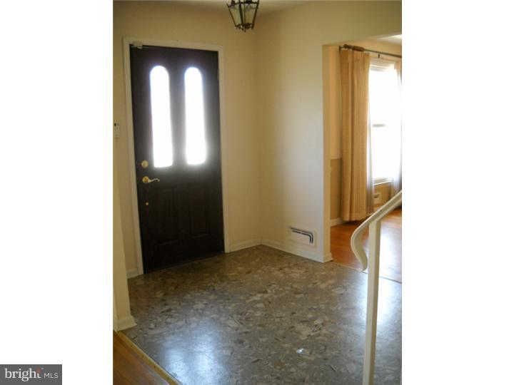 821 Hilltop Road Cinnaminson, NJ 08077 - Photo 3 of 16 Foyer
