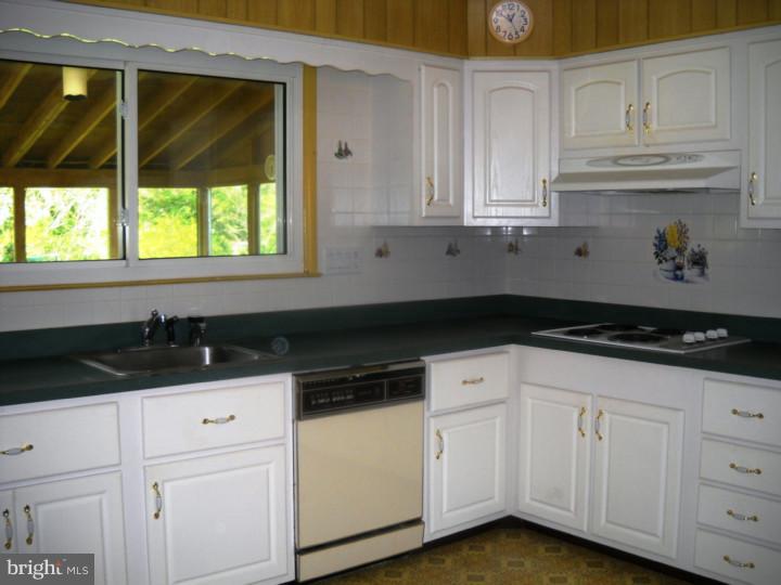 821 Hilltop Road Cinnaminson, NJ 08077 - Photo 4 of 16 Kitchen