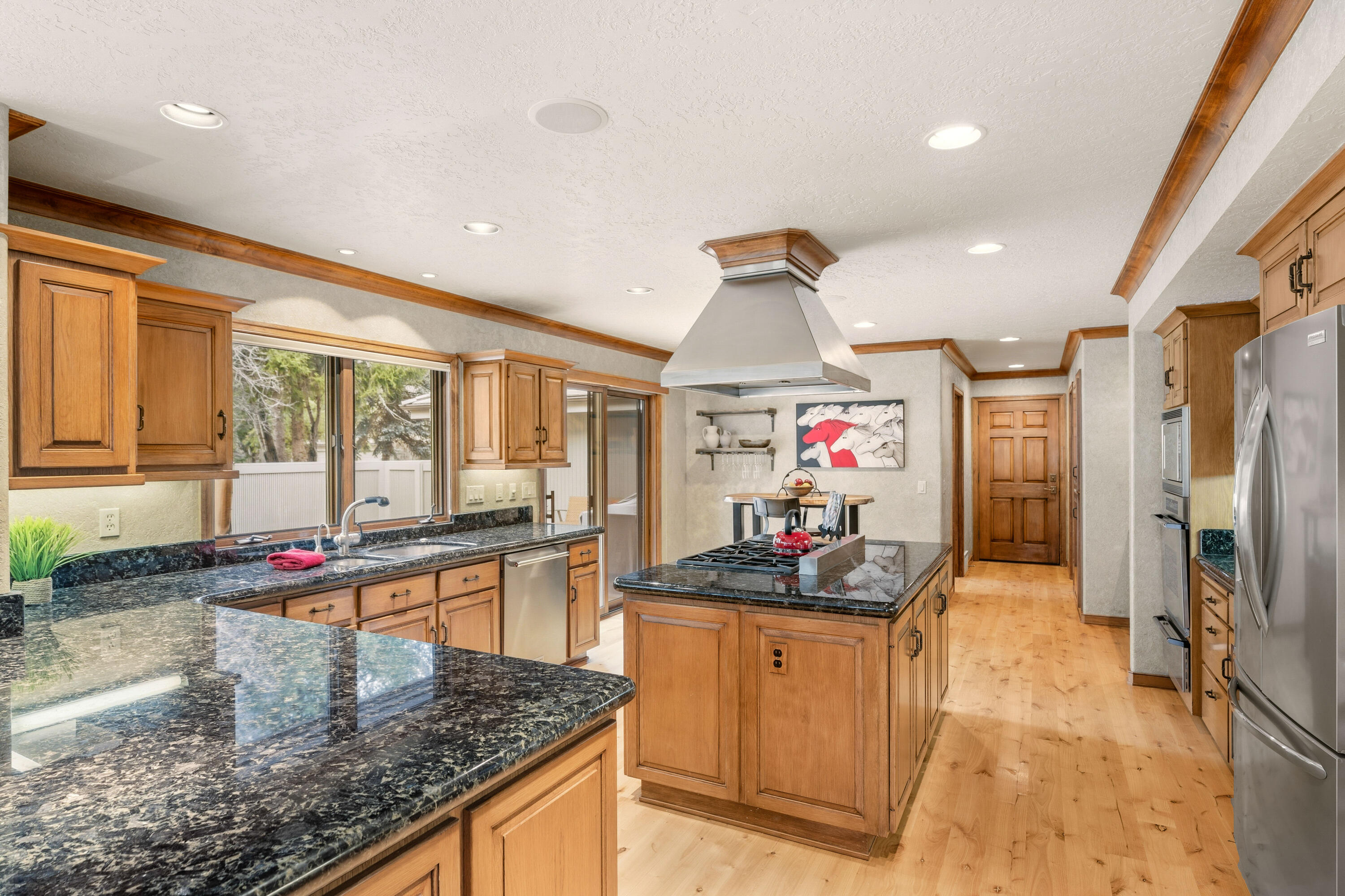 17995 North Course Lane, Unit 8 Sunriver, OR 97707 - Photo 17 of 44 Chef's kitchen