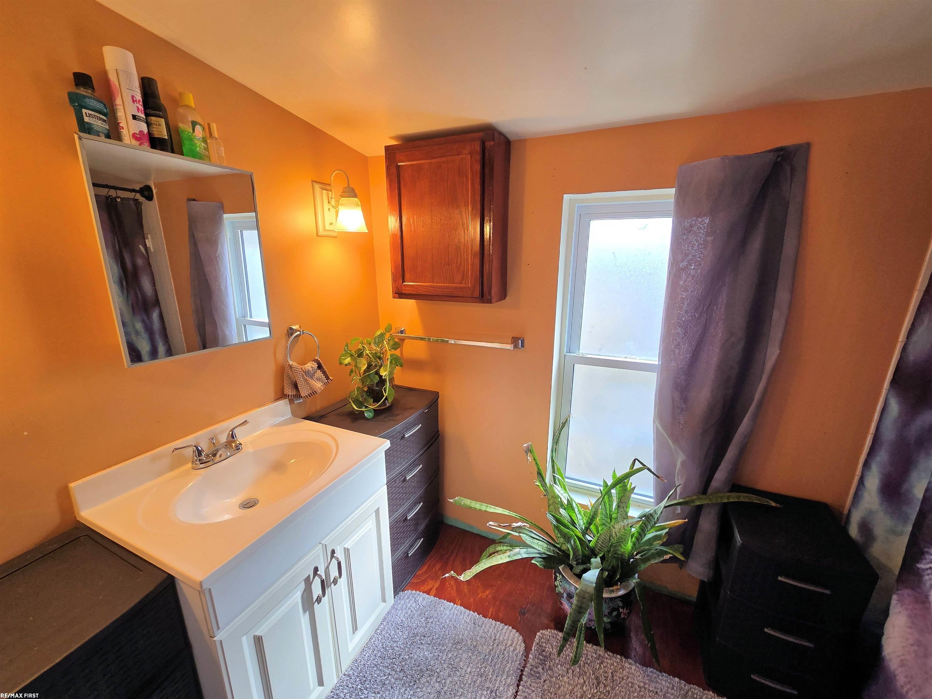 79 Rathbone Street Mount Clemens, MI 48043 - Photo 12 of 16 50168434-77177a6a-e1b5-4377-bb61-2ef28c754d61.JPG