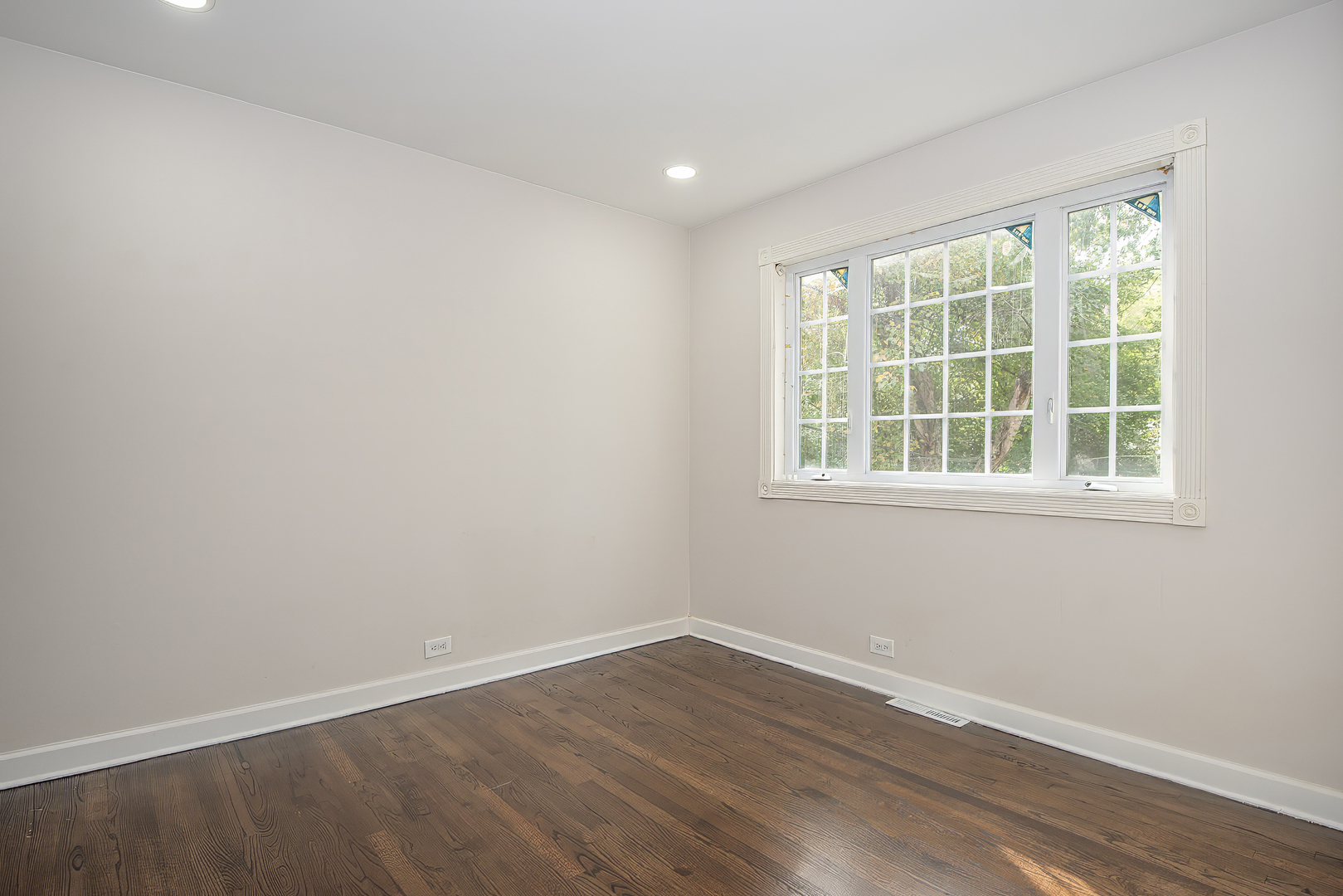 216 Flora Avenue Glenview, IL 60025 - Photo 28 of 40 an empty room with wooden floor and windows