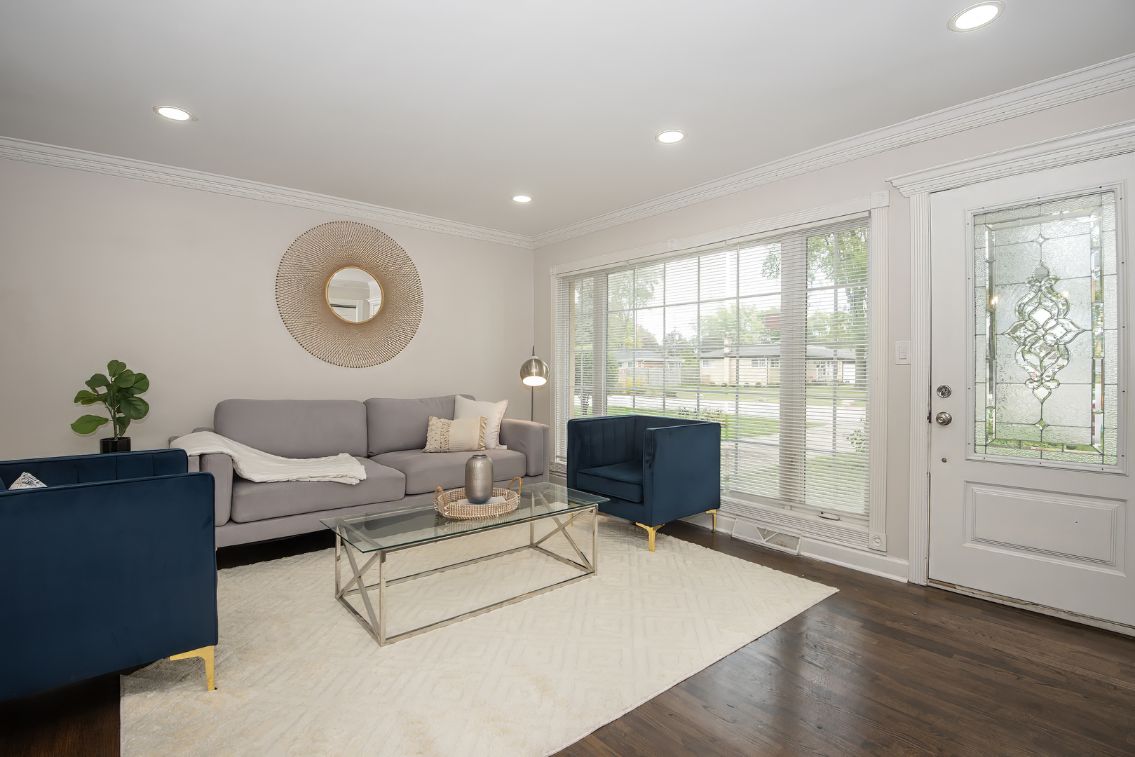 216 Flora Avenue Glenview, IL 60025 - Photo 3 of 40 a living room with furniture