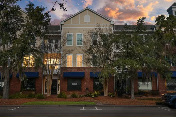 $2,750 | 260 Seven Farms Drive, Unit 203, Charleston, SC 29492