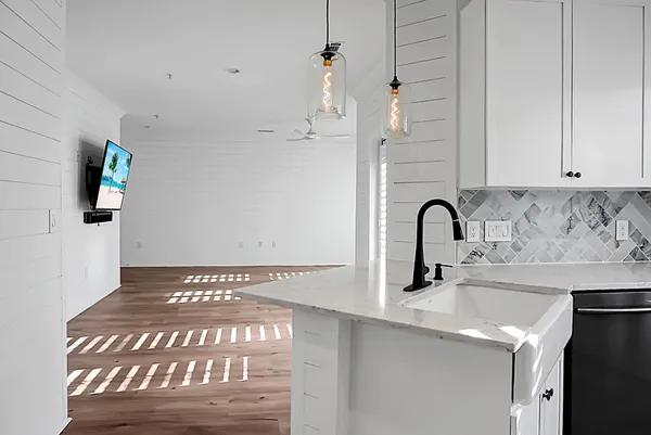 $2,750 | 260 Seven Farms Drive, Unit 203, Charleston, SC 29492