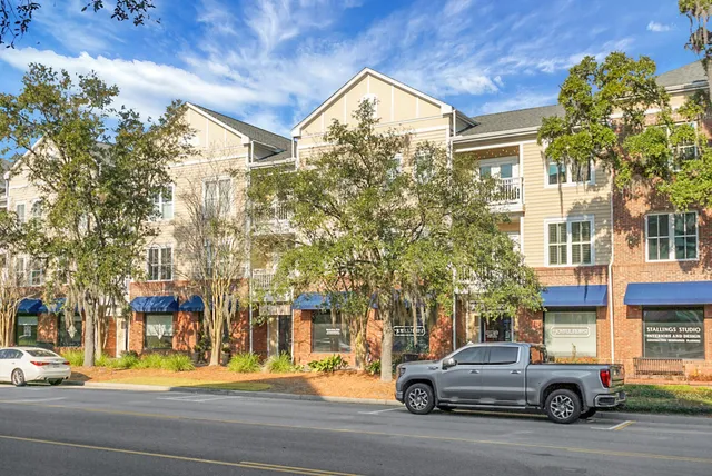 $2,750 | 260 Seven Farms Drive, Unit 203, Charleston, SC 29492
