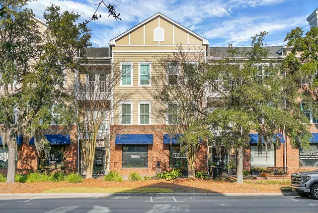 $2,750 | 260 Seven Farms Drive, Unit 203, Charleston, SC 29492