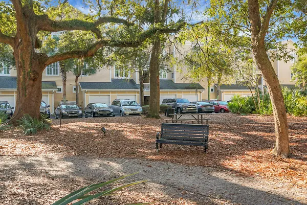 $2,750 | 260 Seven Farms Drive, Unit 203, Charleston, SC 29492