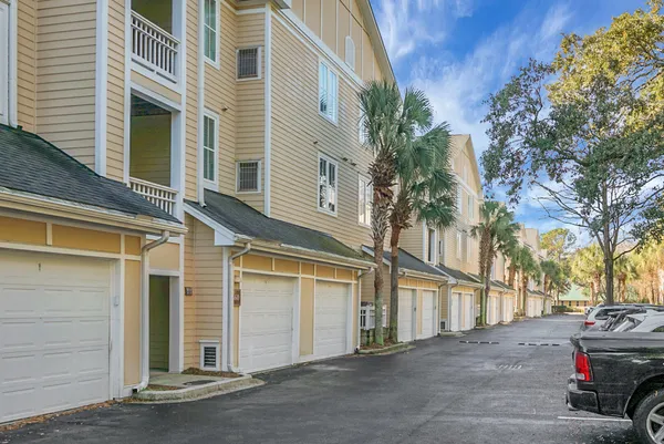 $2,750 | 260 Seven Farms Drive, Unit 203, Charleston, SC 29492