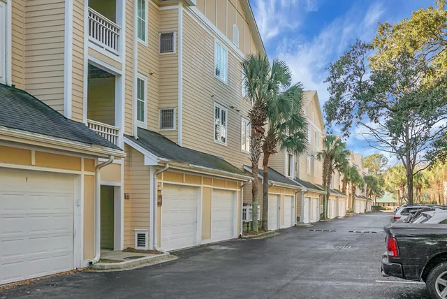 $2,750 | 260 Seven Farms Drive, Unit 203, Charleston, SC 29492