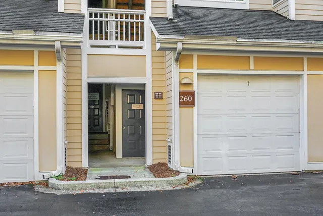 $2,750 | 260 Seven Farms Drive, Unit 203, Charleston, SC 29492