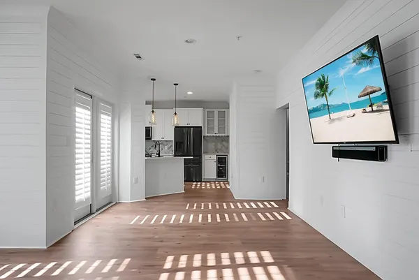 $2,750 | 260 Seven Farms Drive, Unit 203, Charleston, SC 29492