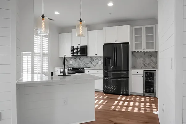 $2,750 | 260 Seven Farms Drive, Unit 203, Charleston, SC 29492