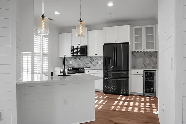 $2,750 | 260 Seven Farms Drive, Unit 203, Charleston, SC 29492