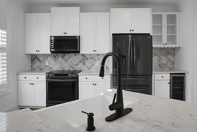 $2,750 | 260 Seven Farms Drive, Unit 203, Charleston, SC 29492