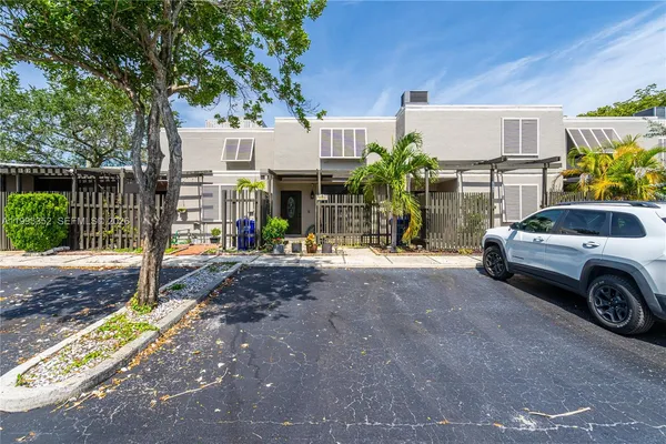 $3,000 | 1424 Northwest 113th Way, Pembroke Pines, FL 33026