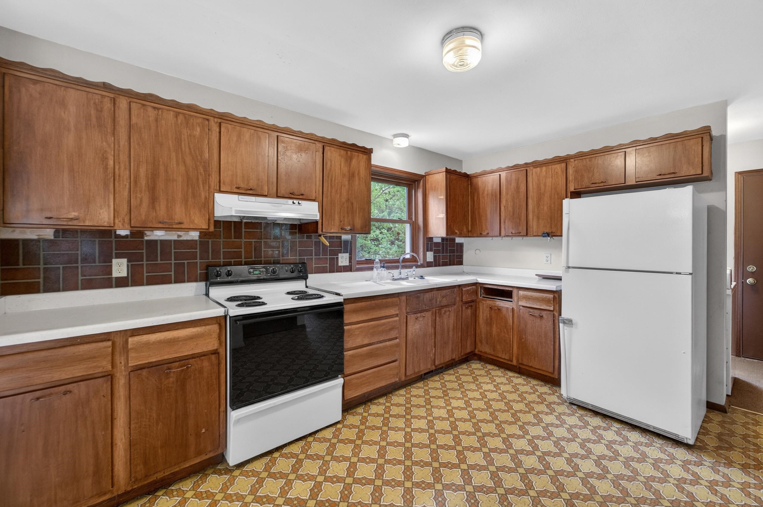 1605 Maple Street Middleton, WI 53562 - Photo 8 of 30