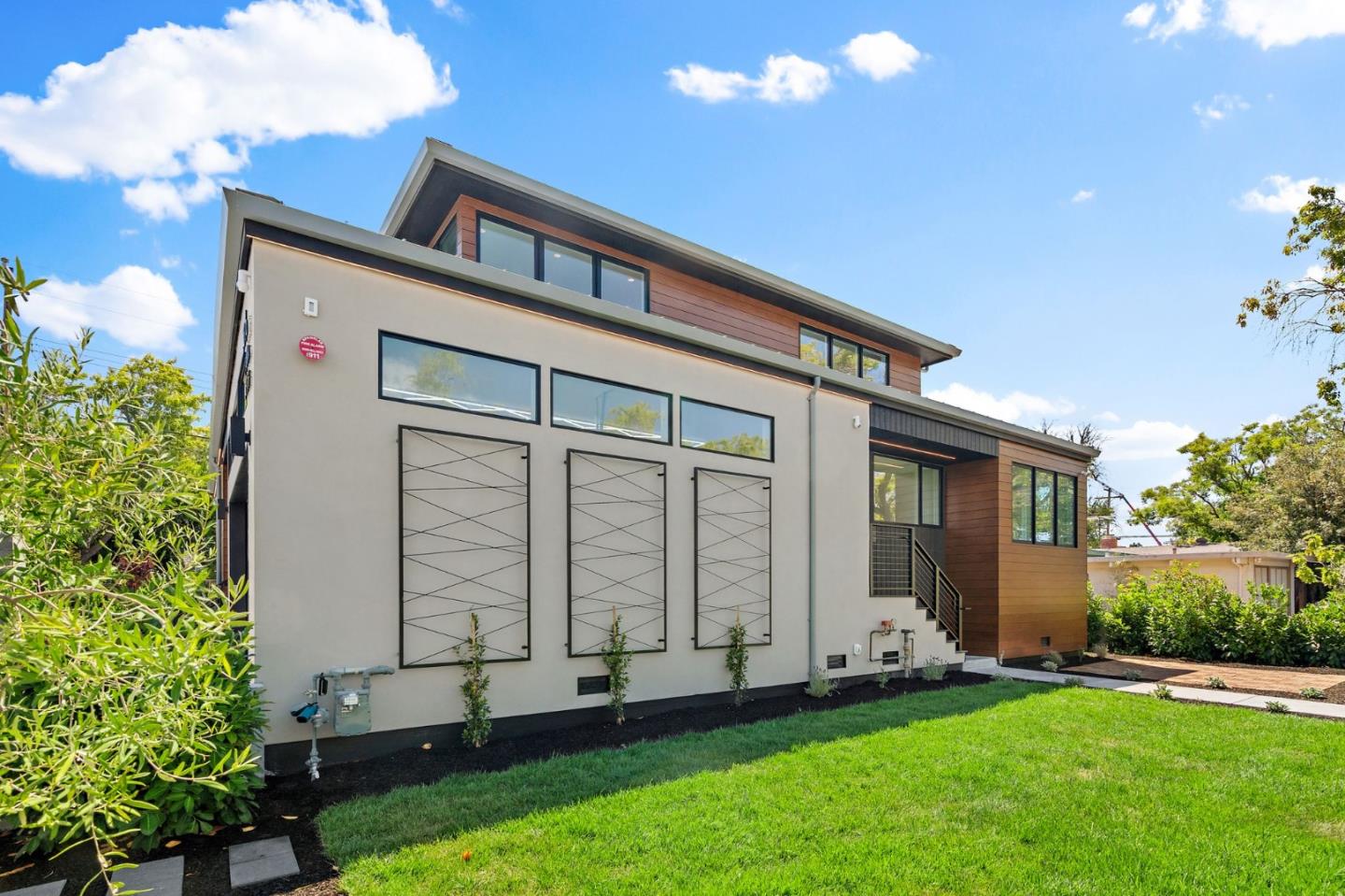 3886 Ross Road Palo Alto, CA 94303 - Photo 41 of 60 a front view of house with yard
