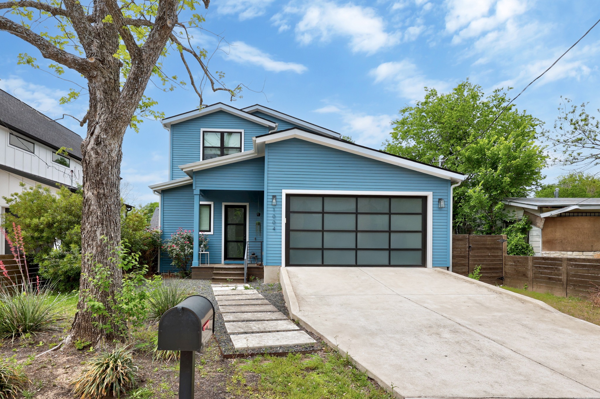 1004 Lott Avenue Austin, TX 78721 - Photo 38 of 39 a house view with a garden space