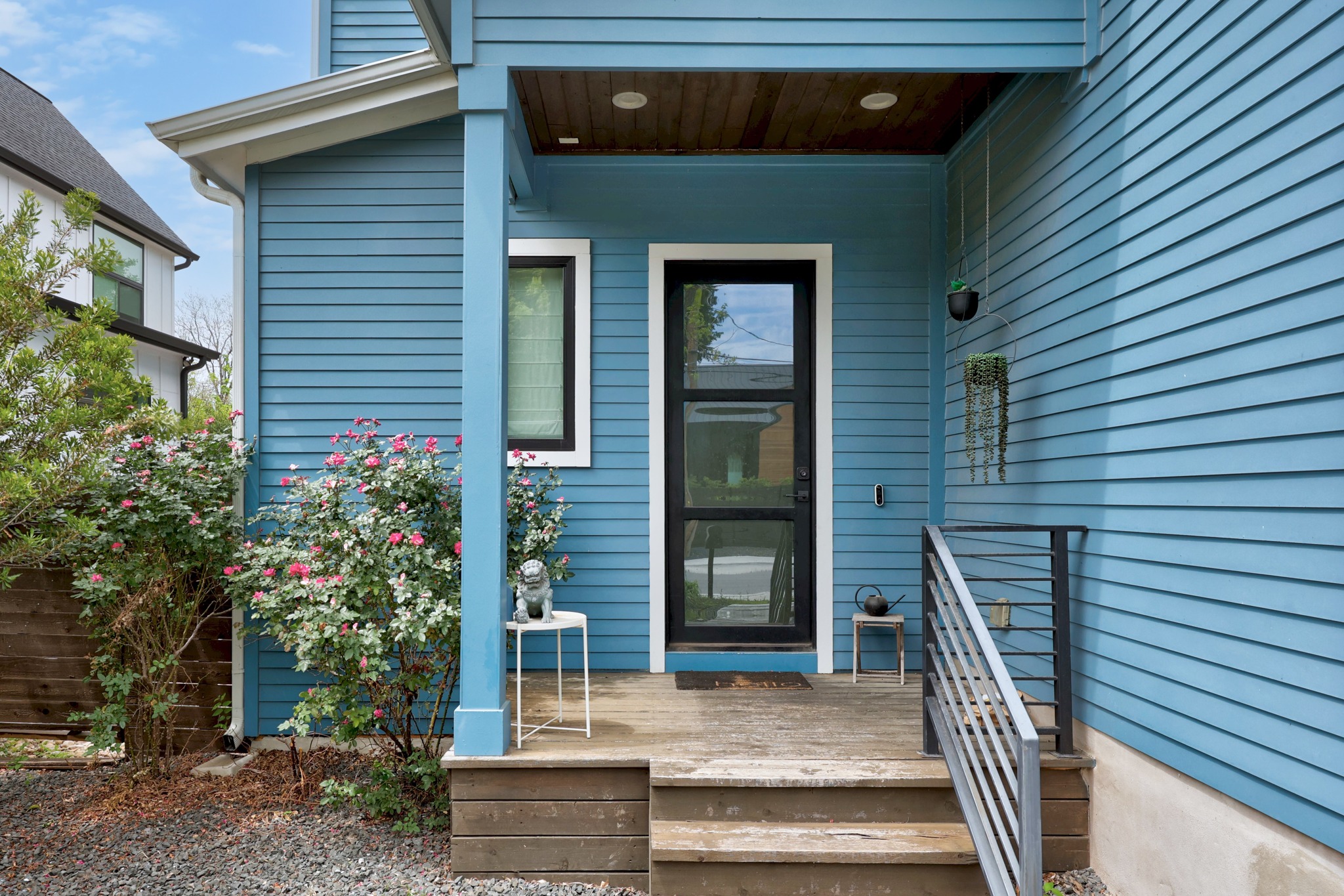 1004 Lott Avenue Austin, TX 78721 - Photo 4 of 39 a front view of a house with a garden