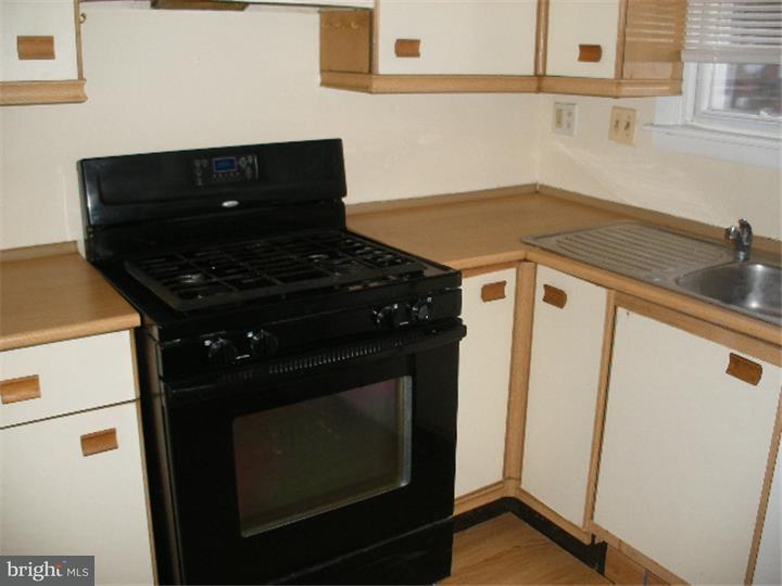 351 Richfield Road Upper Darby, PA 19082 - Photo 6 of 17 Kitchen