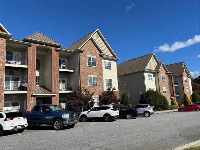$225,000 | 6815 Hanesbrook Circle, Unit 304, Clemmons, NC 27012