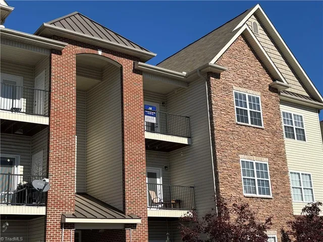 $225,000 | 6815 Hanesbrook Circle, Unit 304, Clemmons, NC 27012