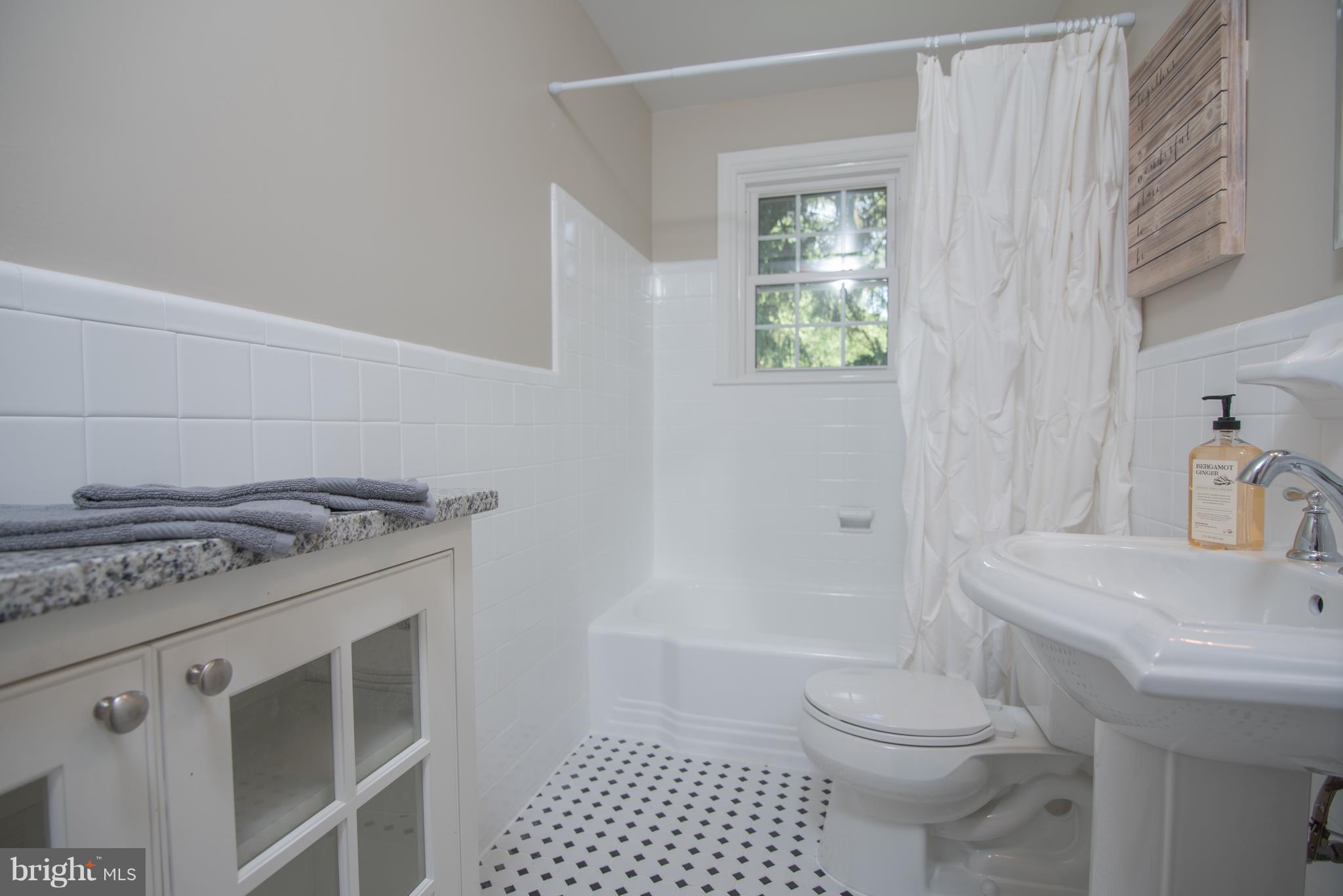 8043 Wellington Road Alexandria, VA 22308 - Photo 15 of 30 Bath
