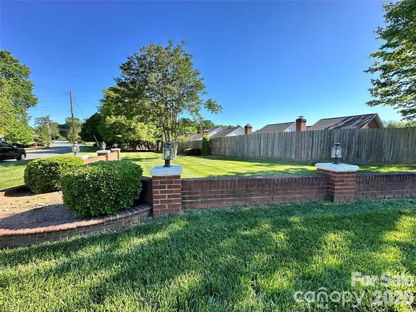 a view of a back yard