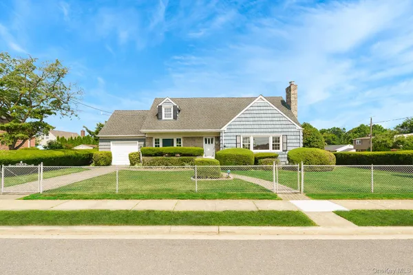 $899,000 | 23 Spruce Street, Farmingdale, NY 11735
