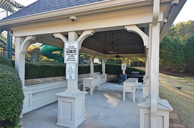 a view of entryway with outdoor area