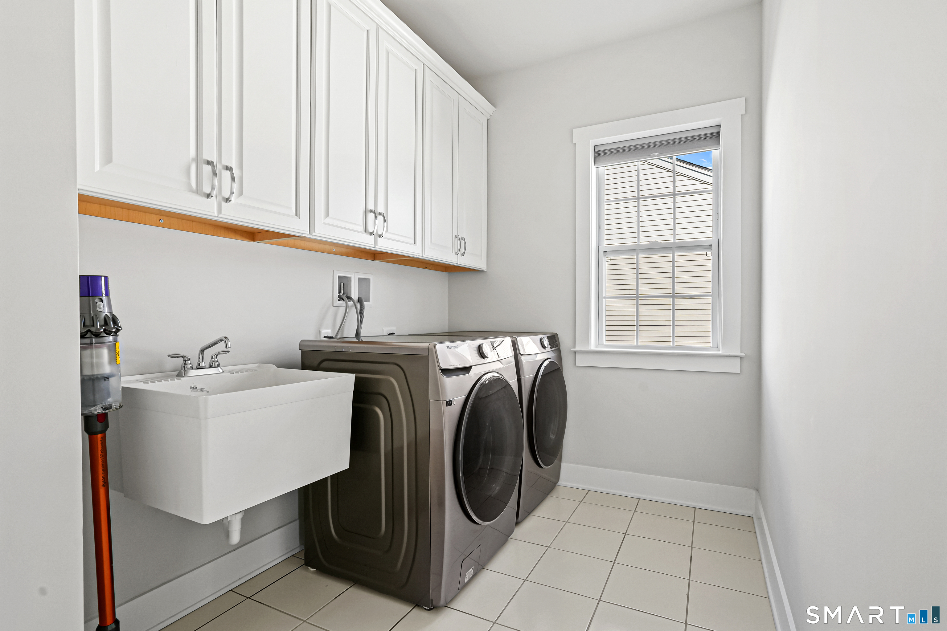 19 Enclave Circle, Unit 19 Newtown, CT 06470 - Photo 10 of 39 a utility room with dryer and washer